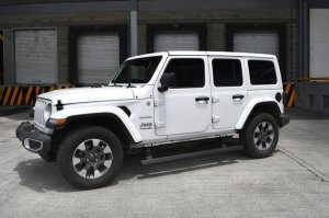 Jeep Wrangler Electric Running Boards - Go Rhino - VoltStep E1 Retractable, Dual-Motor, 6-inch, LED Lighting - Textured Black - `18-`24